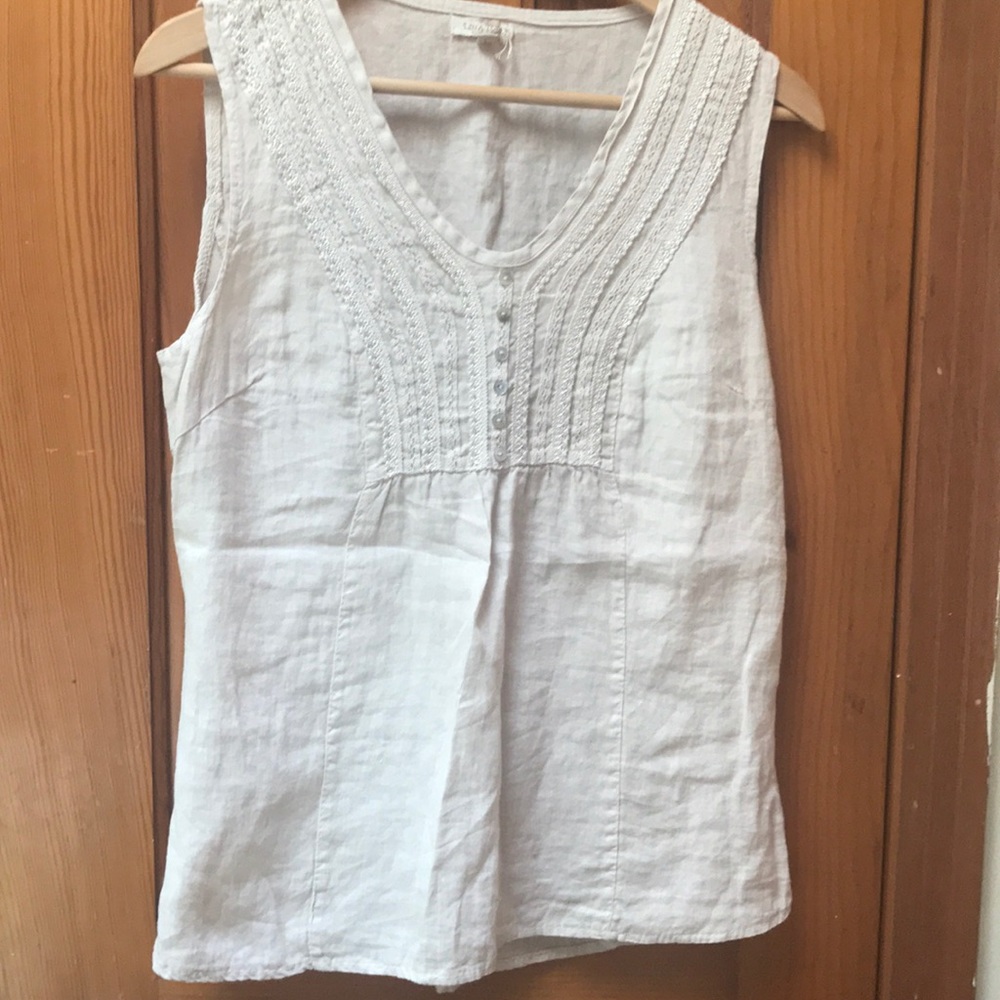 Classic linen sleeveless shirt with woven detail.